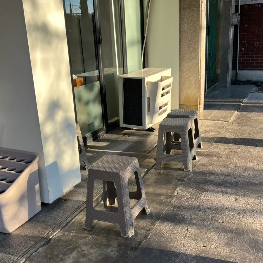 매장 앞 웨이팅용 의자