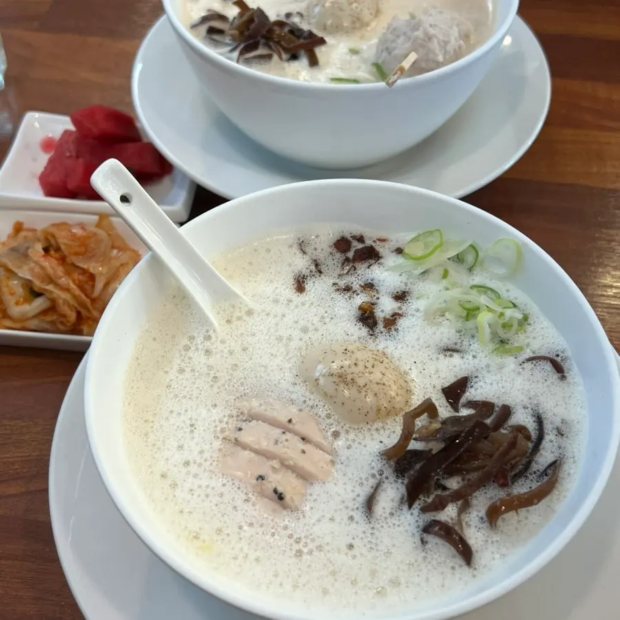 테이블에 차려진 라멘 두 그릇