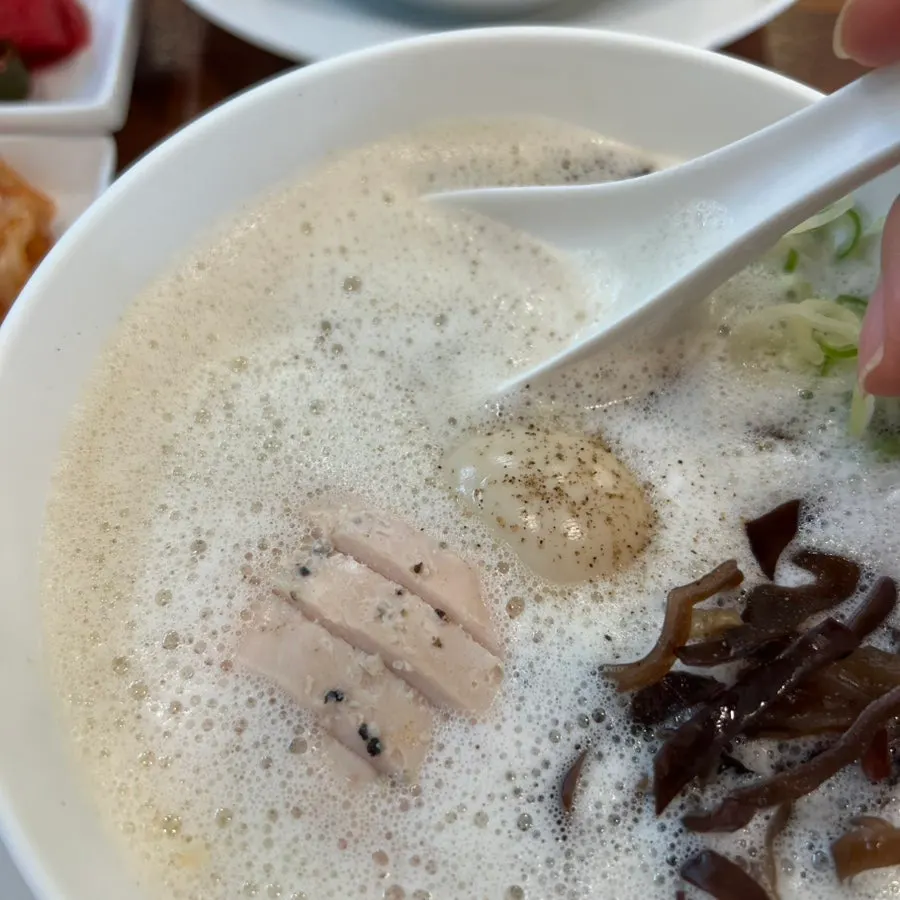 토리빠이탄 육수 위 뽀얀 거품