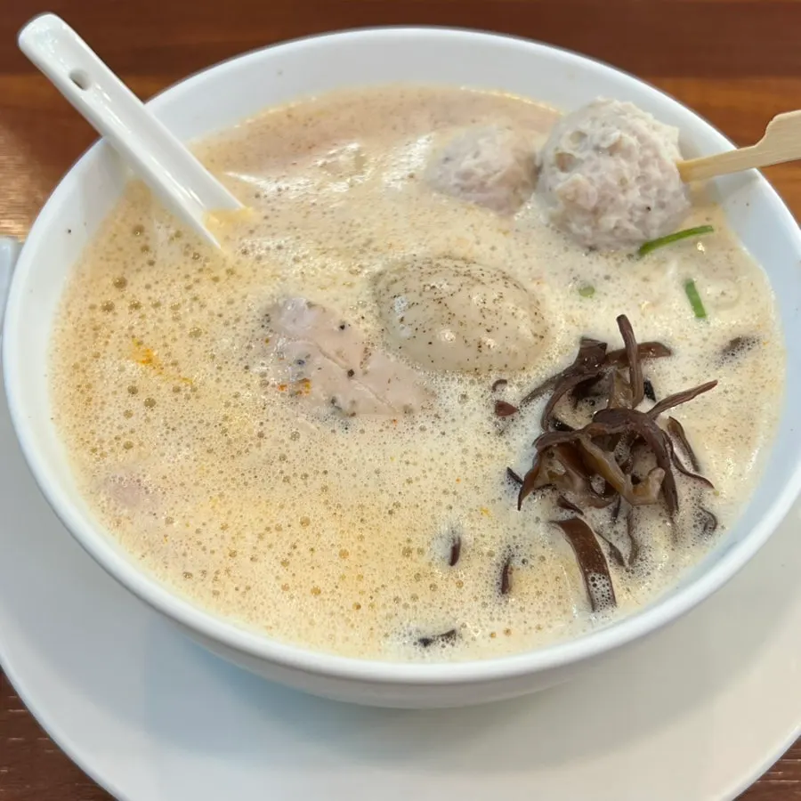 쯔꾸네 차슈를 추가한 카라빠이탄 라멘