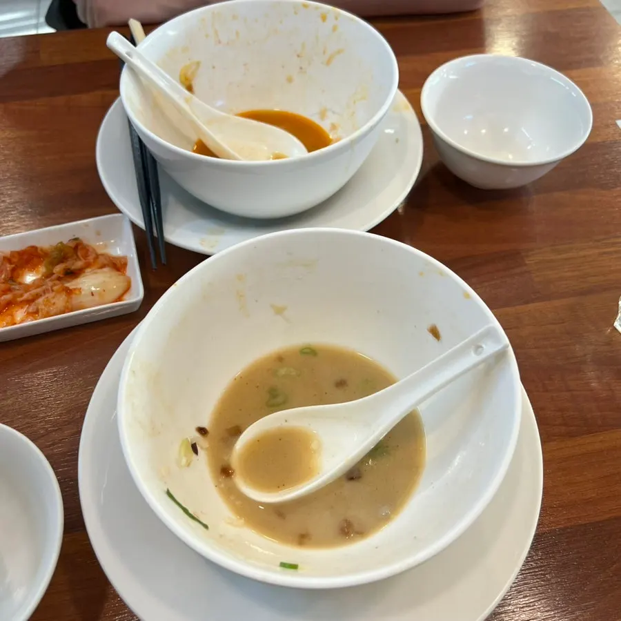 추가한 밥 반 공기와 라멘 국물