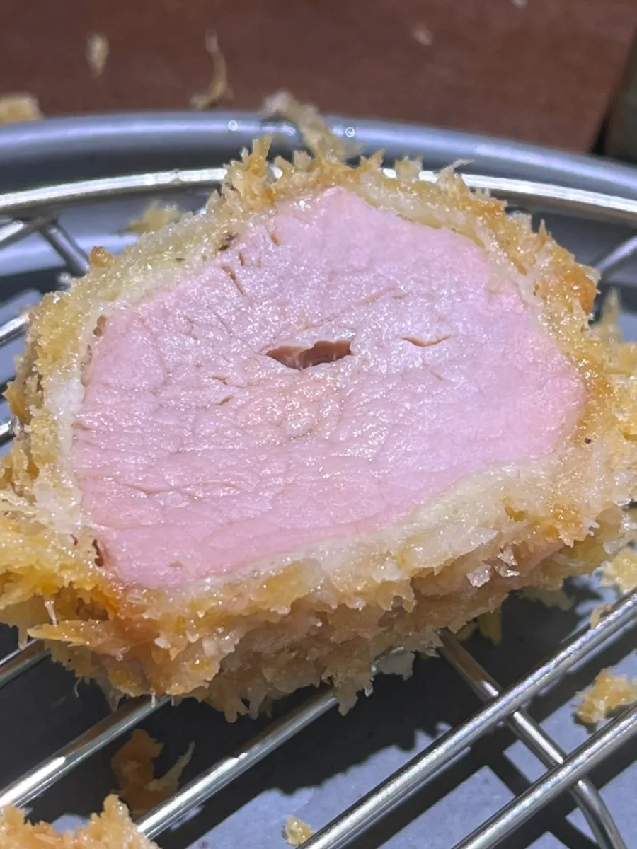 안심 돈까스 한 조각을 집은 모습