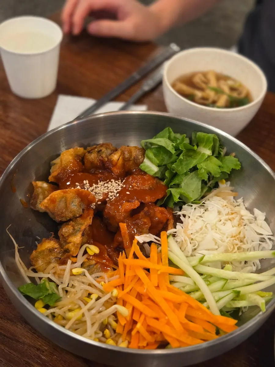유부와 파가 든 따뜻한 국물