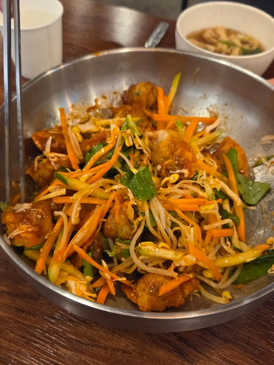 만두와 채소가 담긴 비빔만두