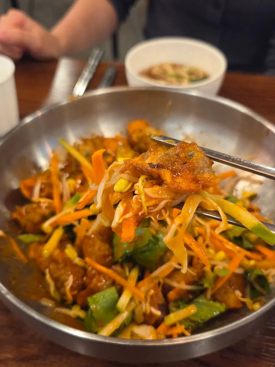 양념에 버무린 비빔만두와 채소