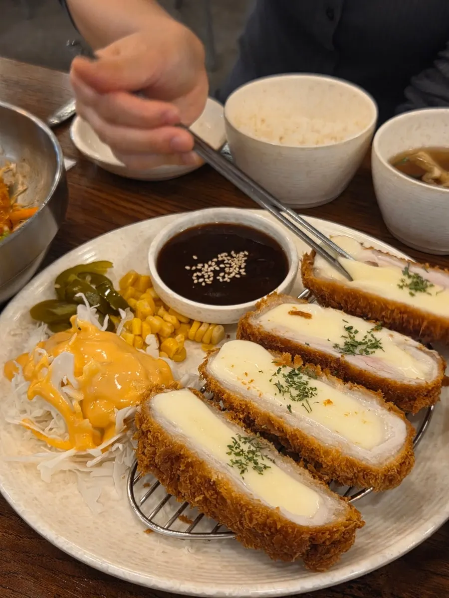 치즈가 들어간 잘린 치즈돈까스 단면