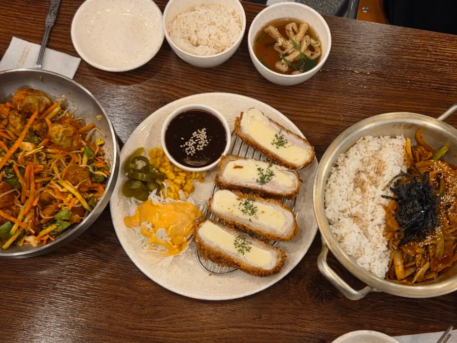 비빔만두 치즈돈까스 제육덮밥 차림