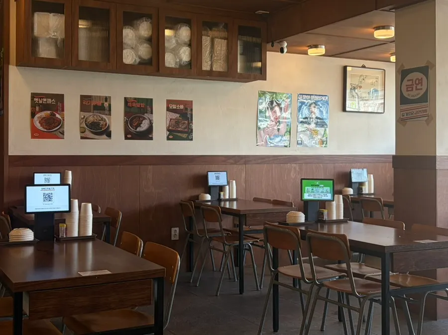 Retro-style interior of Haengbokhan Udon Gage