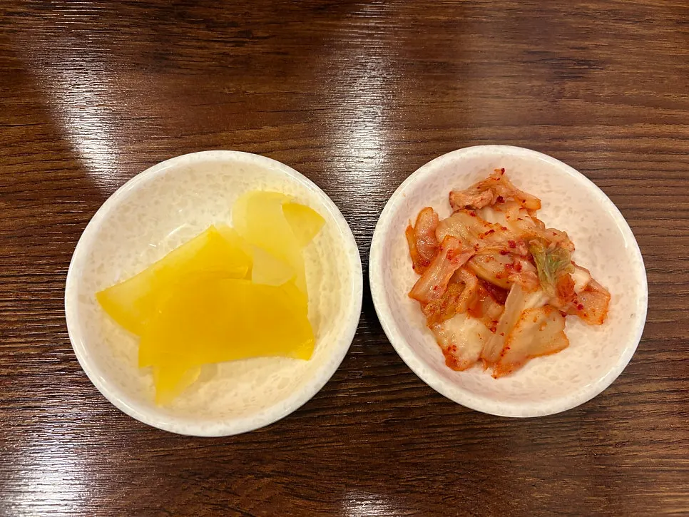 후추와 앞접시가 준비된 셀프바