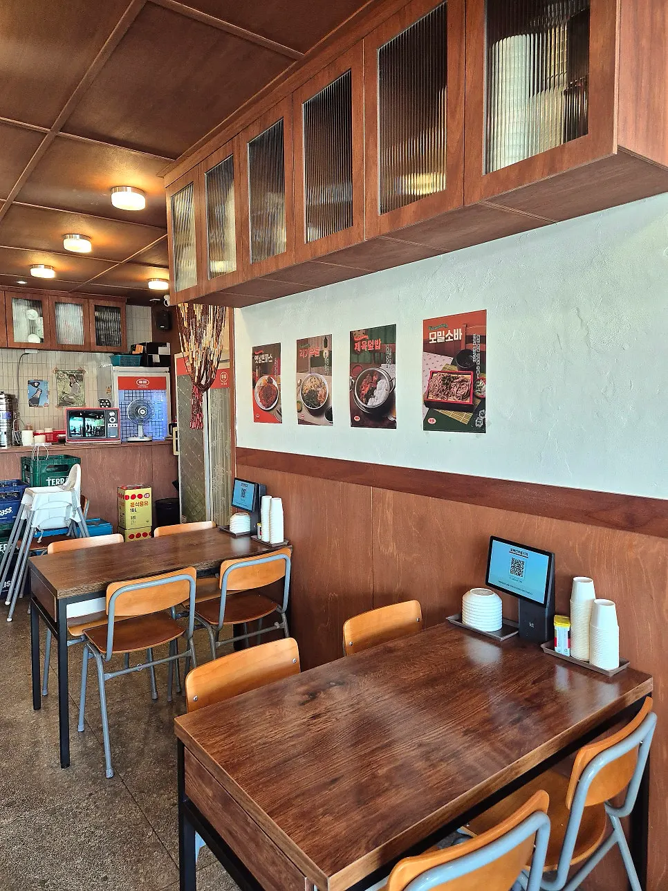 Seating area with 2- and 4-seater tables