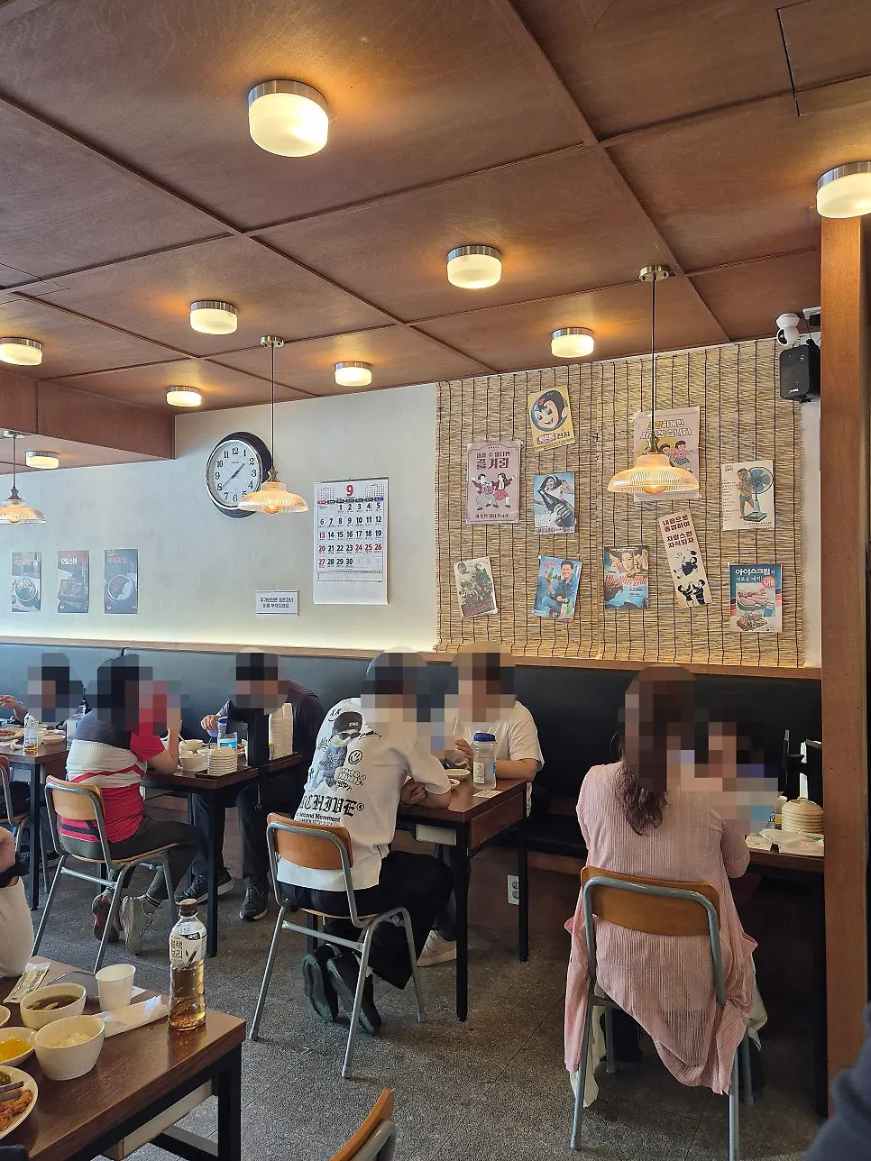 Dining area layout at Haengbokhan Udon Gage Sinjeongnegeori Station Branch