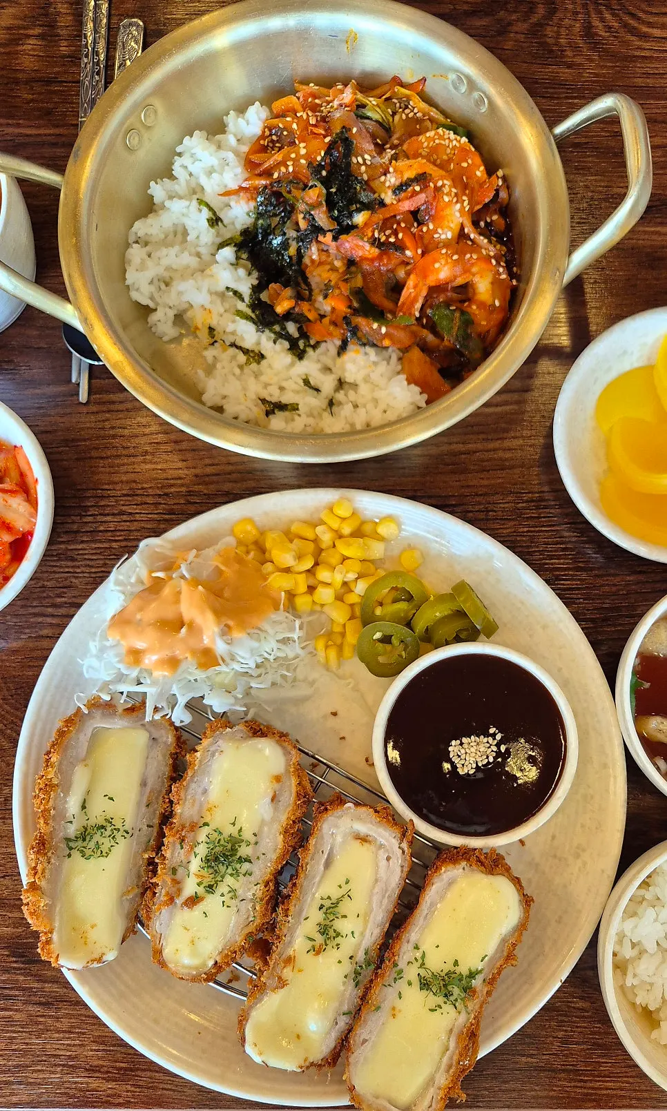 Full late-night meal spread at Haengbokhan Udon Gage Sinjeongnegeori Station Branch