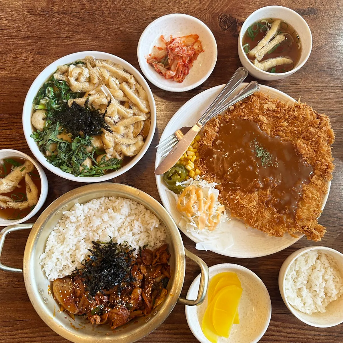 옛날돈까스와 어묵우동, 제육덮밥이 놓인 테이블