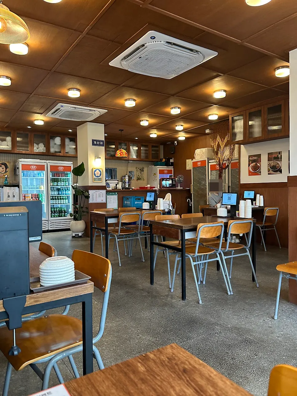 Interior view with tidy tables