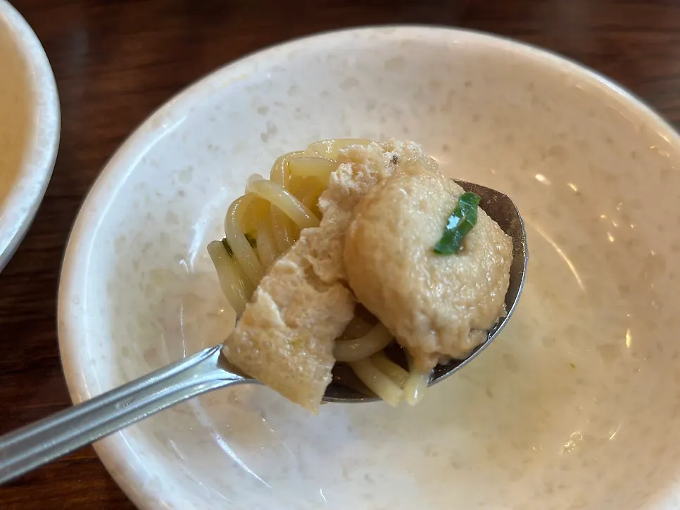A bowl of fish cake udon with thin noodles