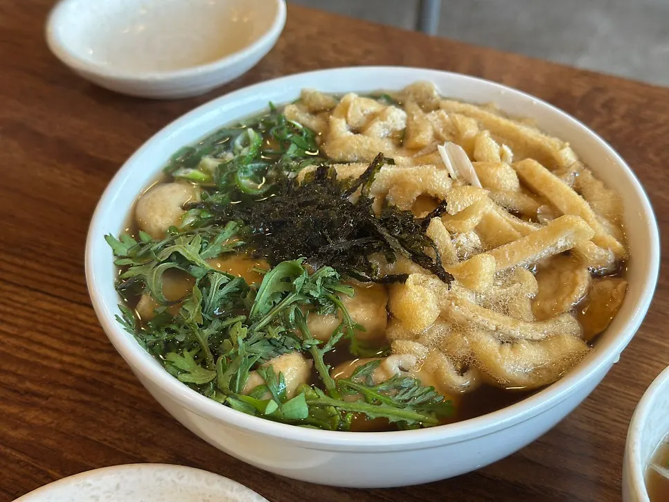Fish cake udon topped with fish cakes