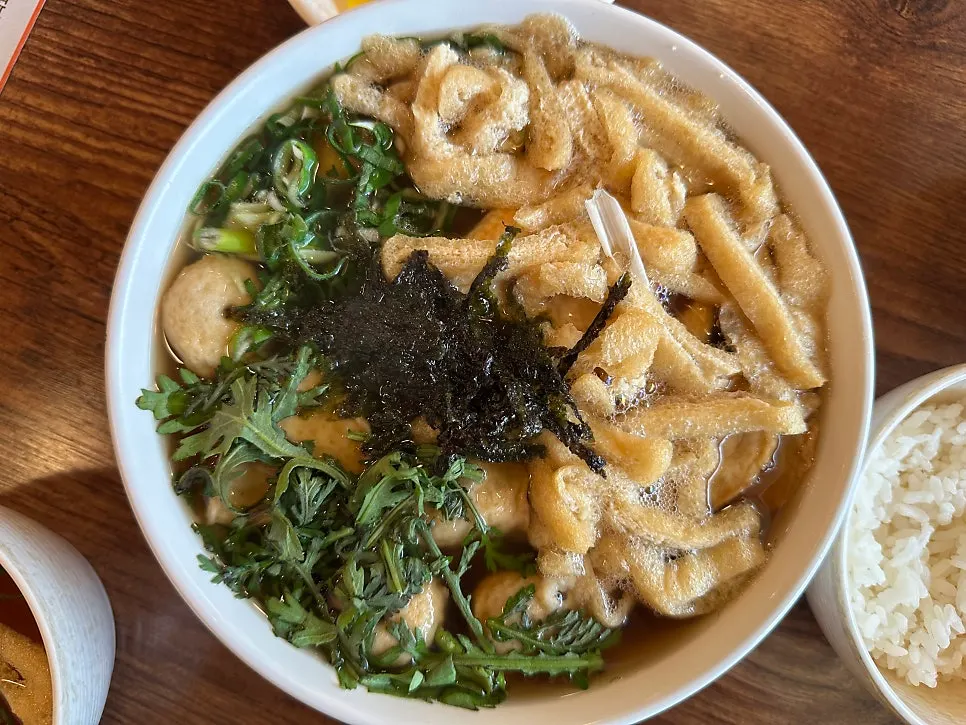 Close-up of the clear fish cake udon broth