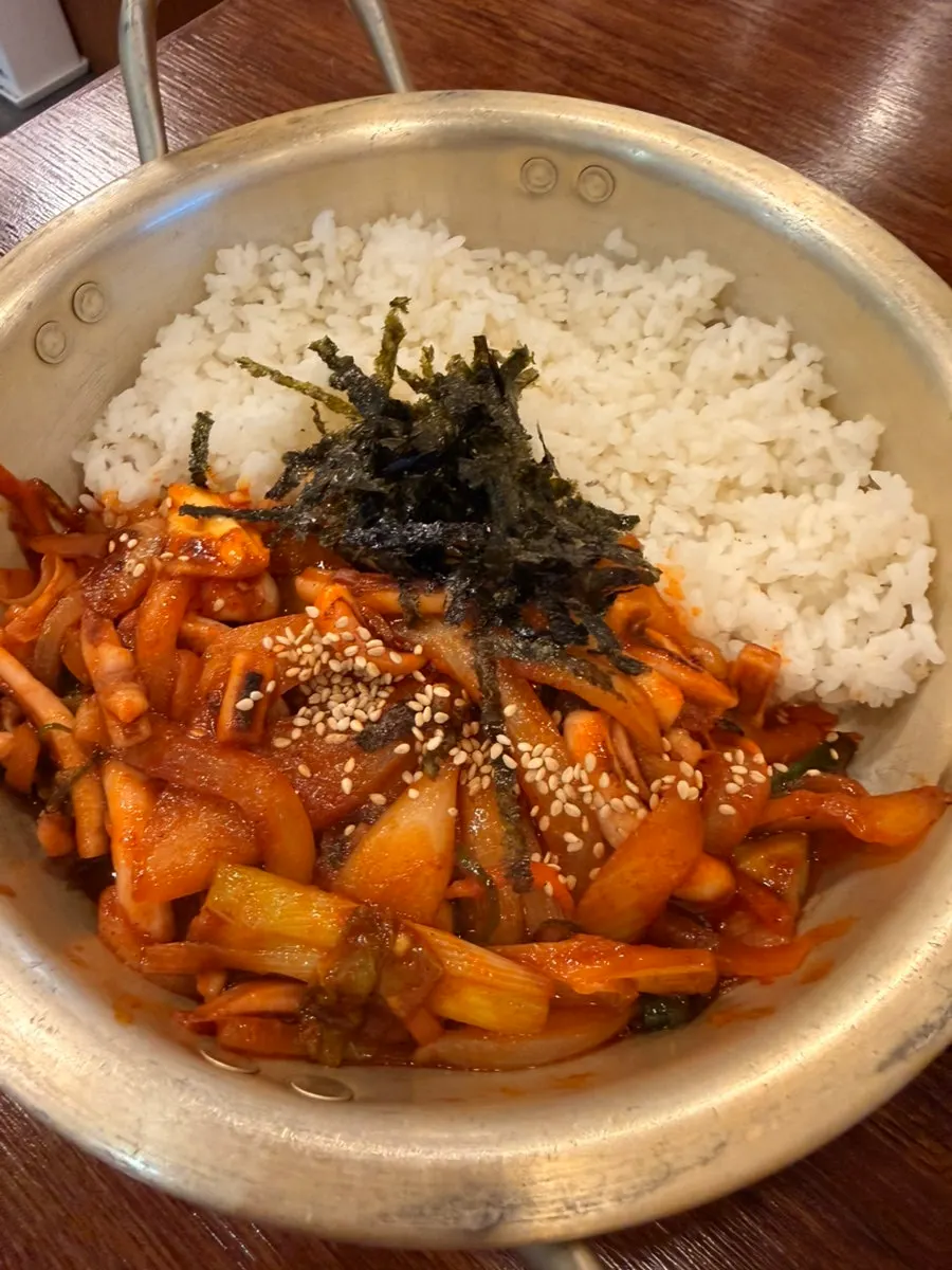 곁들임 메뉴와 주류가 있는 메뉴판