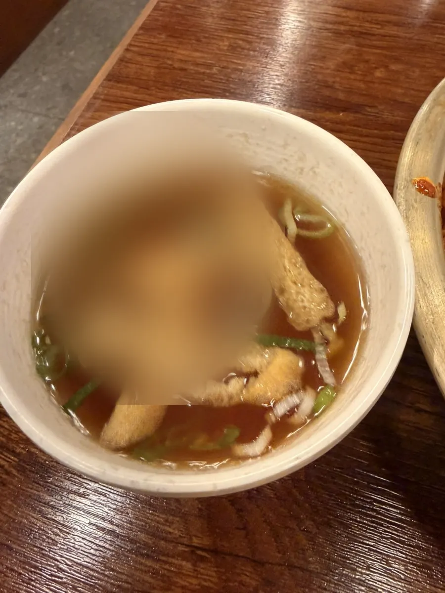 따뜻한 국물의 각기우동 한 그릇