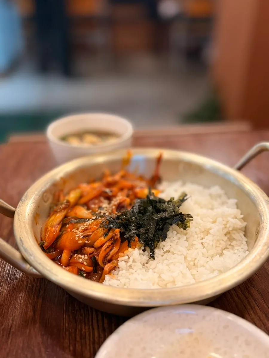 각기우동 면을 건져 올린 모습