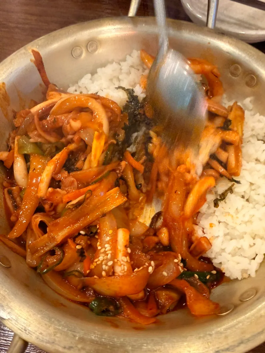 소스를 넉넉히 얹은 옛날돈까스