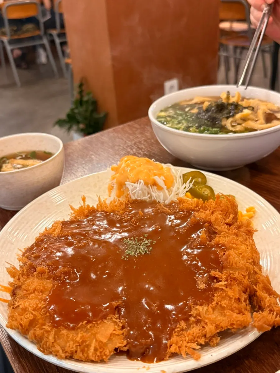 각기우동·오징어덮밥·옛날돈까스를 함께 차린 상