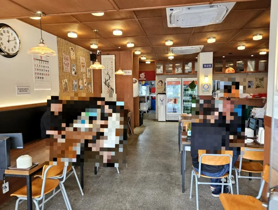 Interior view of the Sinjeongnegeori Station Branch