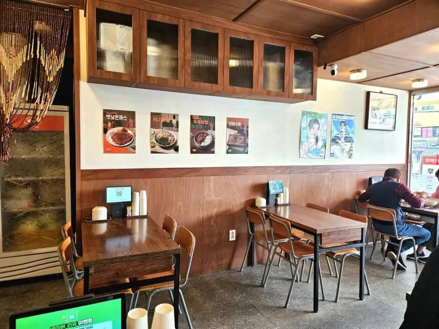 Spacious dining area at the Sinjeongnegeori Station Branch