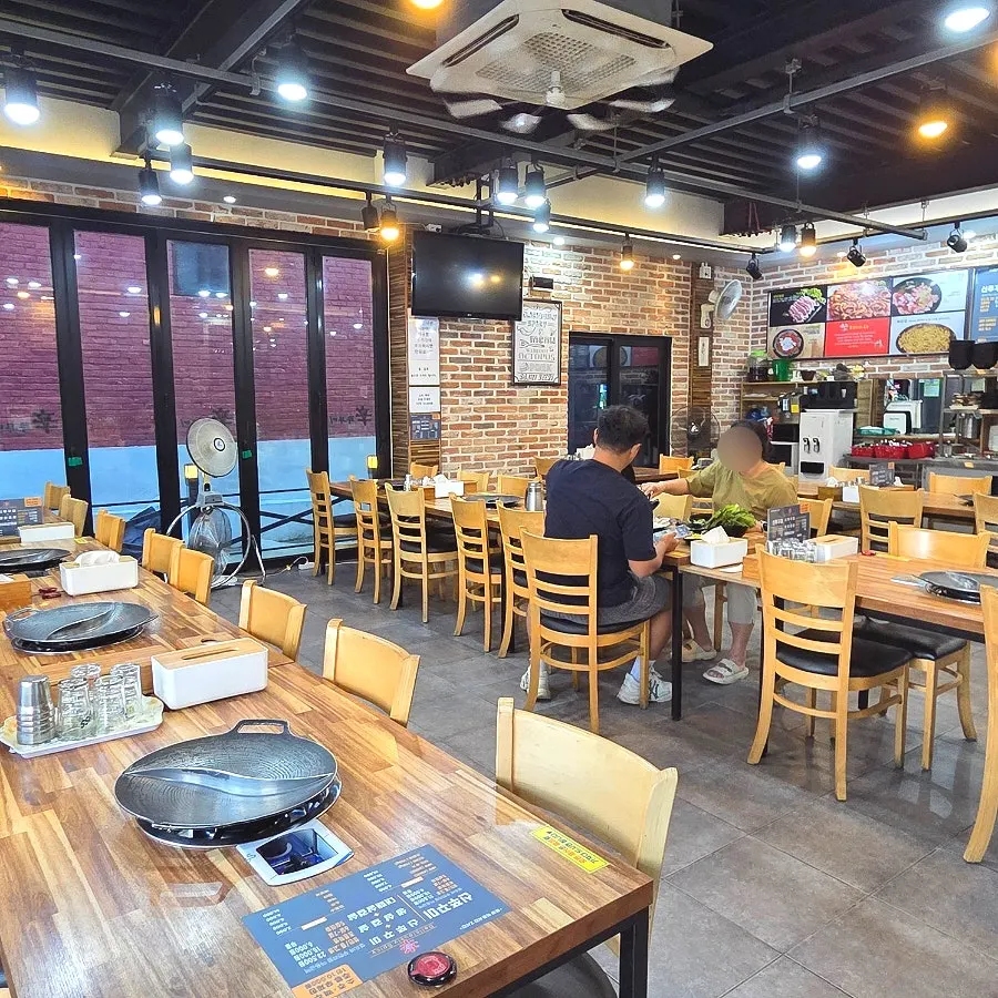 新章魚斗岩店餐廳內部