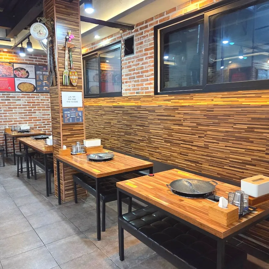 新章魚斗岩店餐桌全景