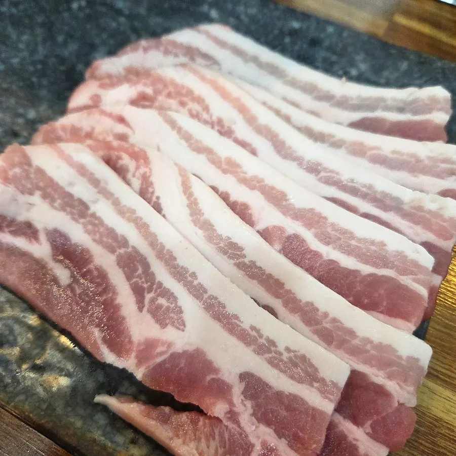 盛裝生五花肉的盤子