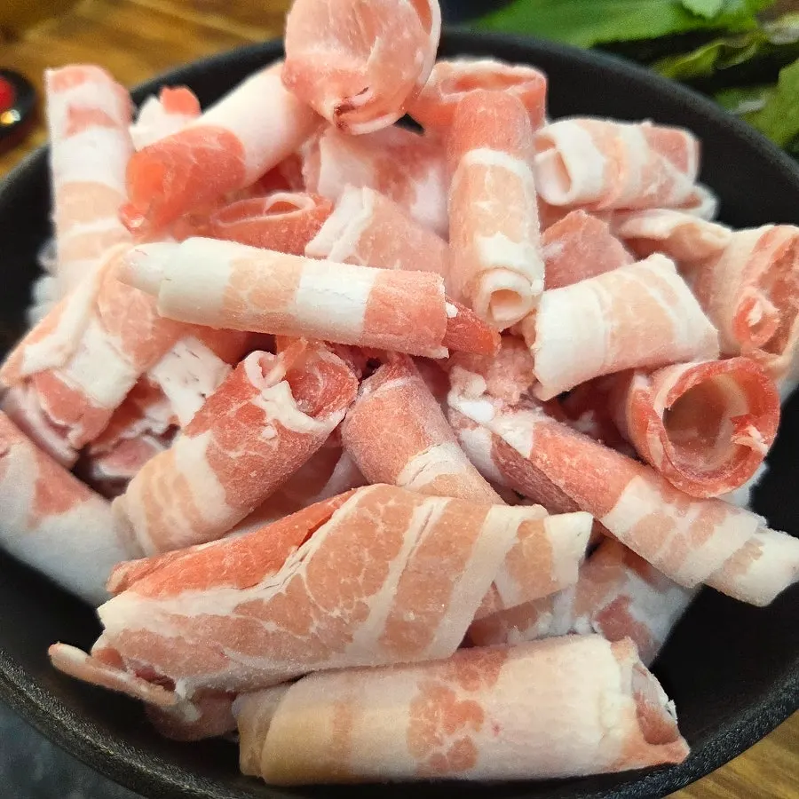 盛裝包菜蔬菜與配菜的盤子