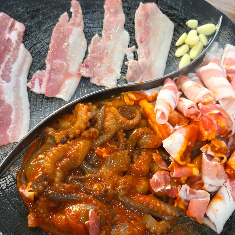 桌上準備好的章魚與肉品