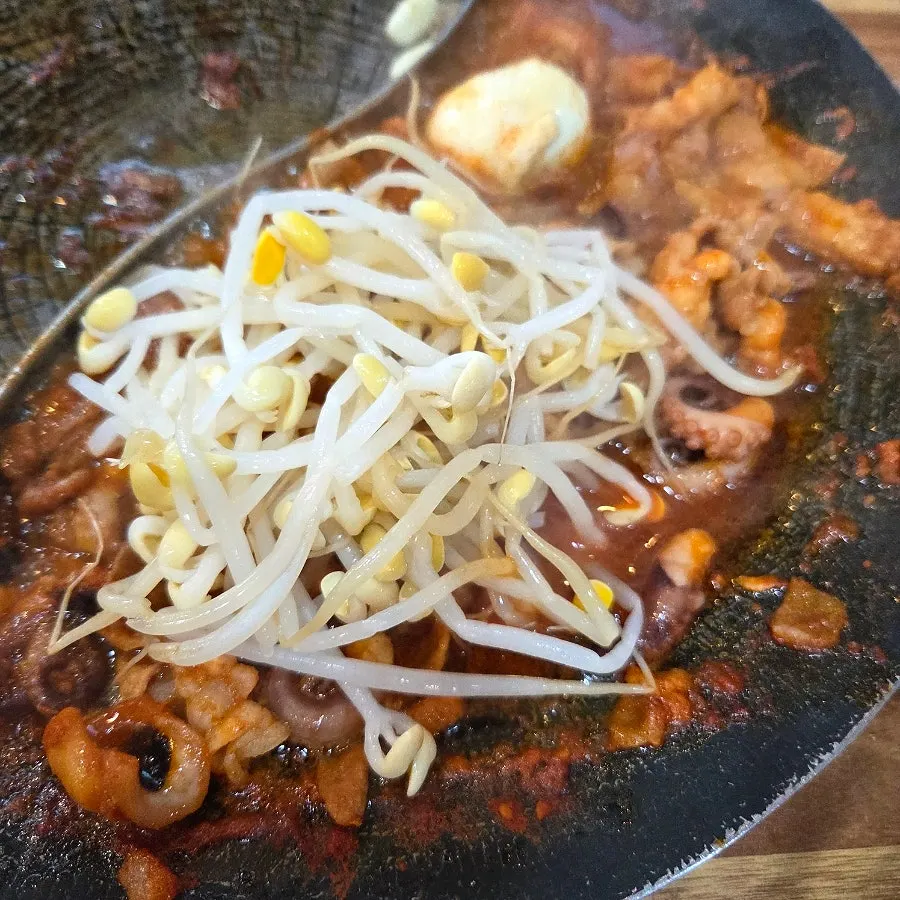 雙格烤盤上的生五花肉與章魚