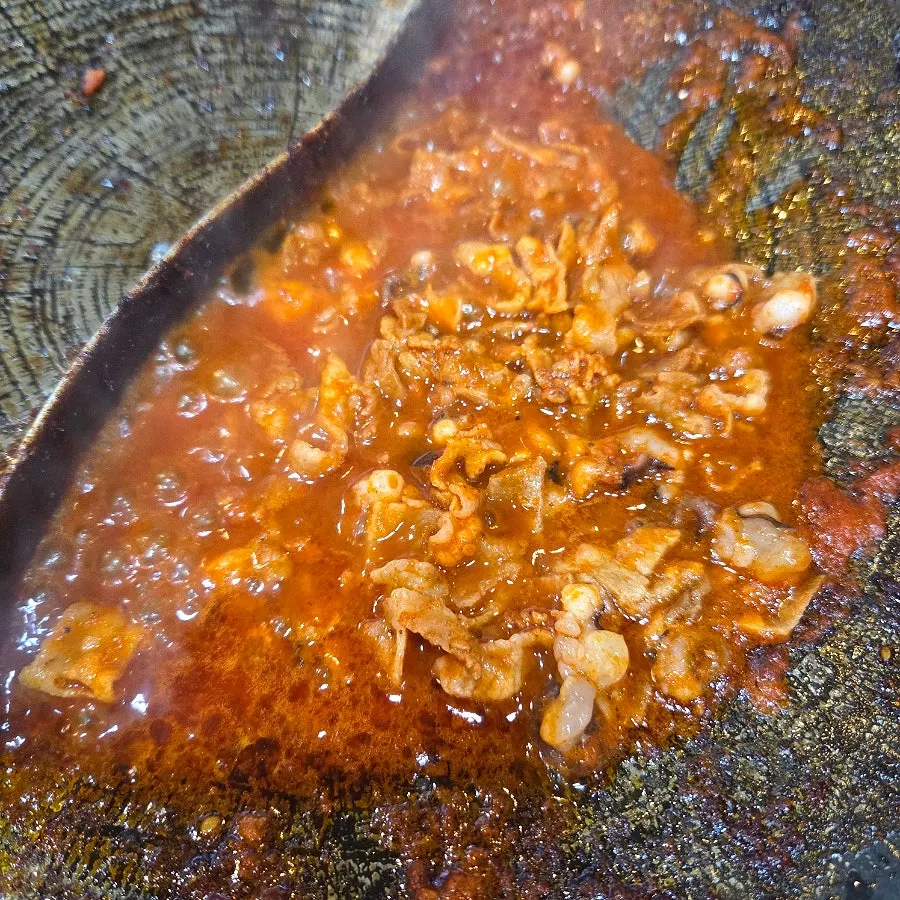 用剪刀剪碎章魚並加入白飯