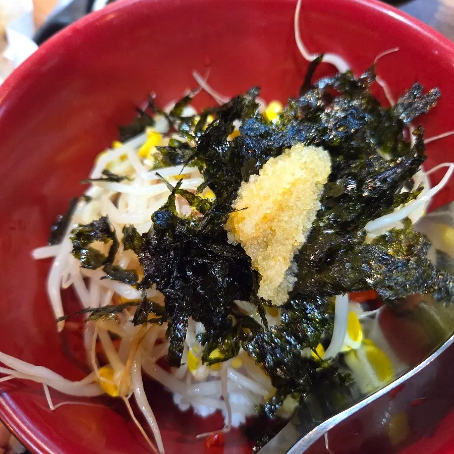 在烤盤上拌炒的章魚炒飯