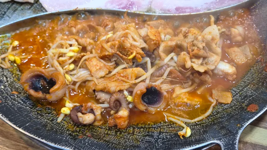 불판에 구워지는 생삼겹살과 대패삼겹살