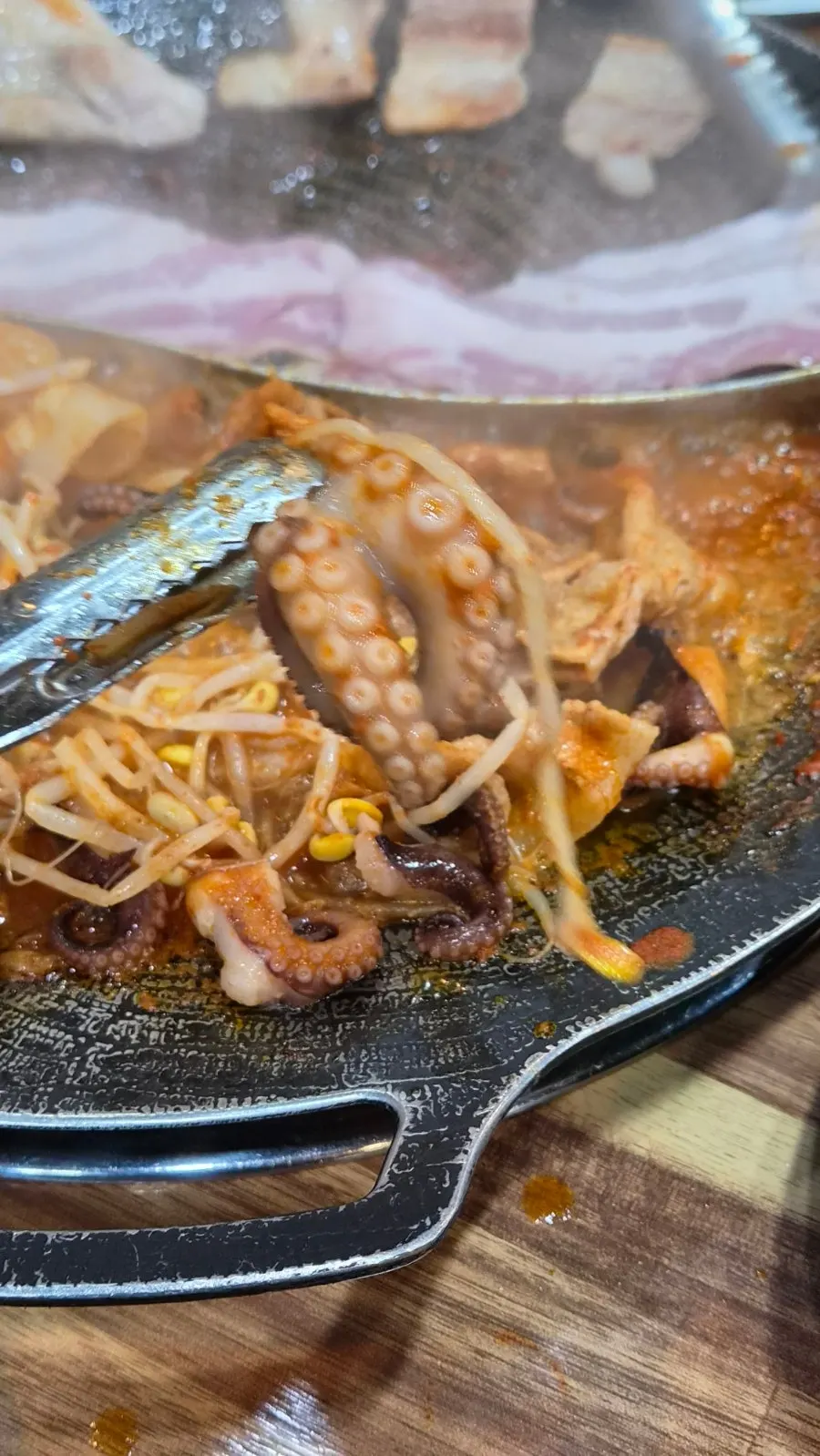 큼직한 쭈꾸미와 대패삼겹살을 함께 익히는 불판