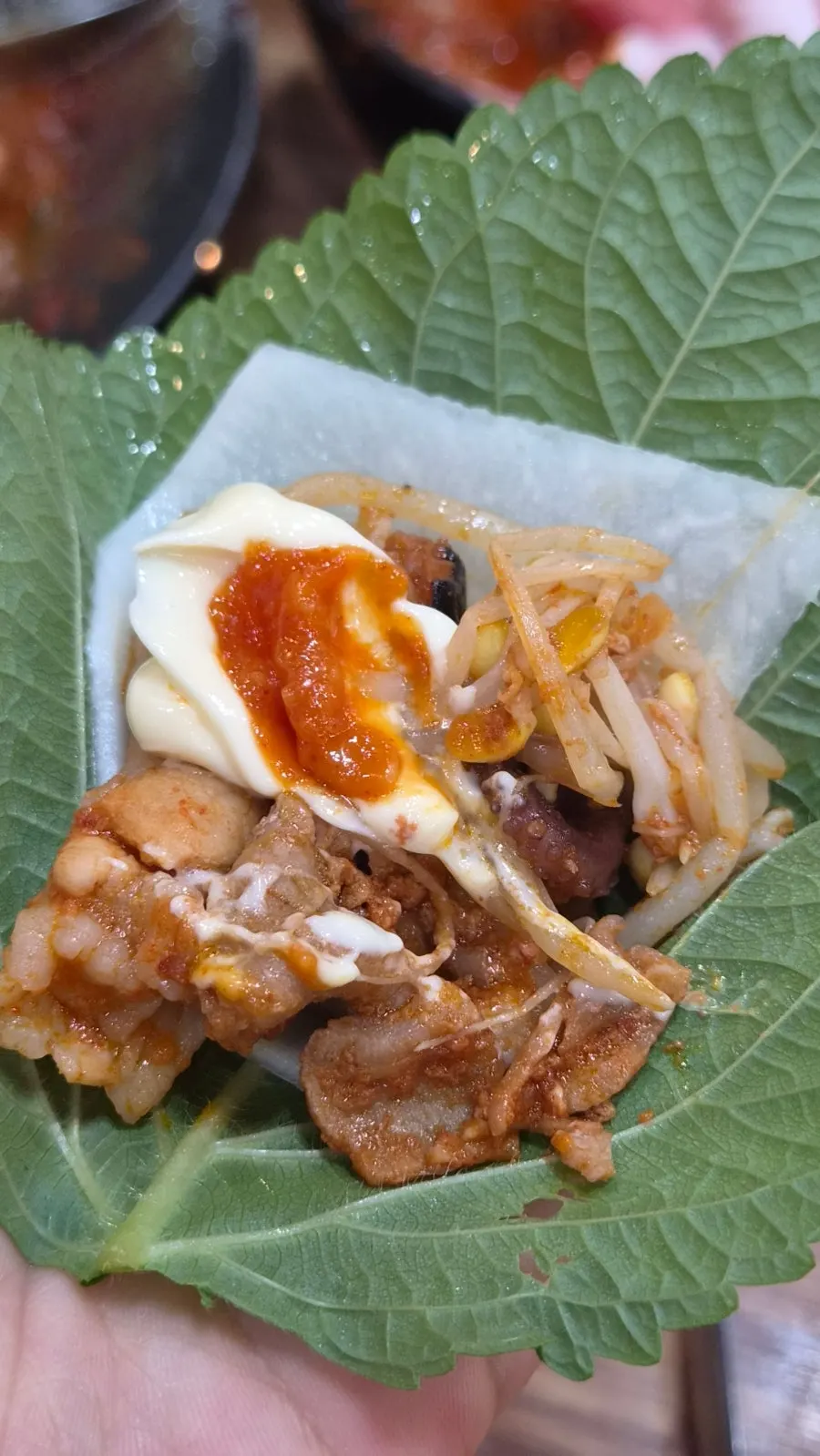 쌈에 올린 쭈꾸미와 삼겹살