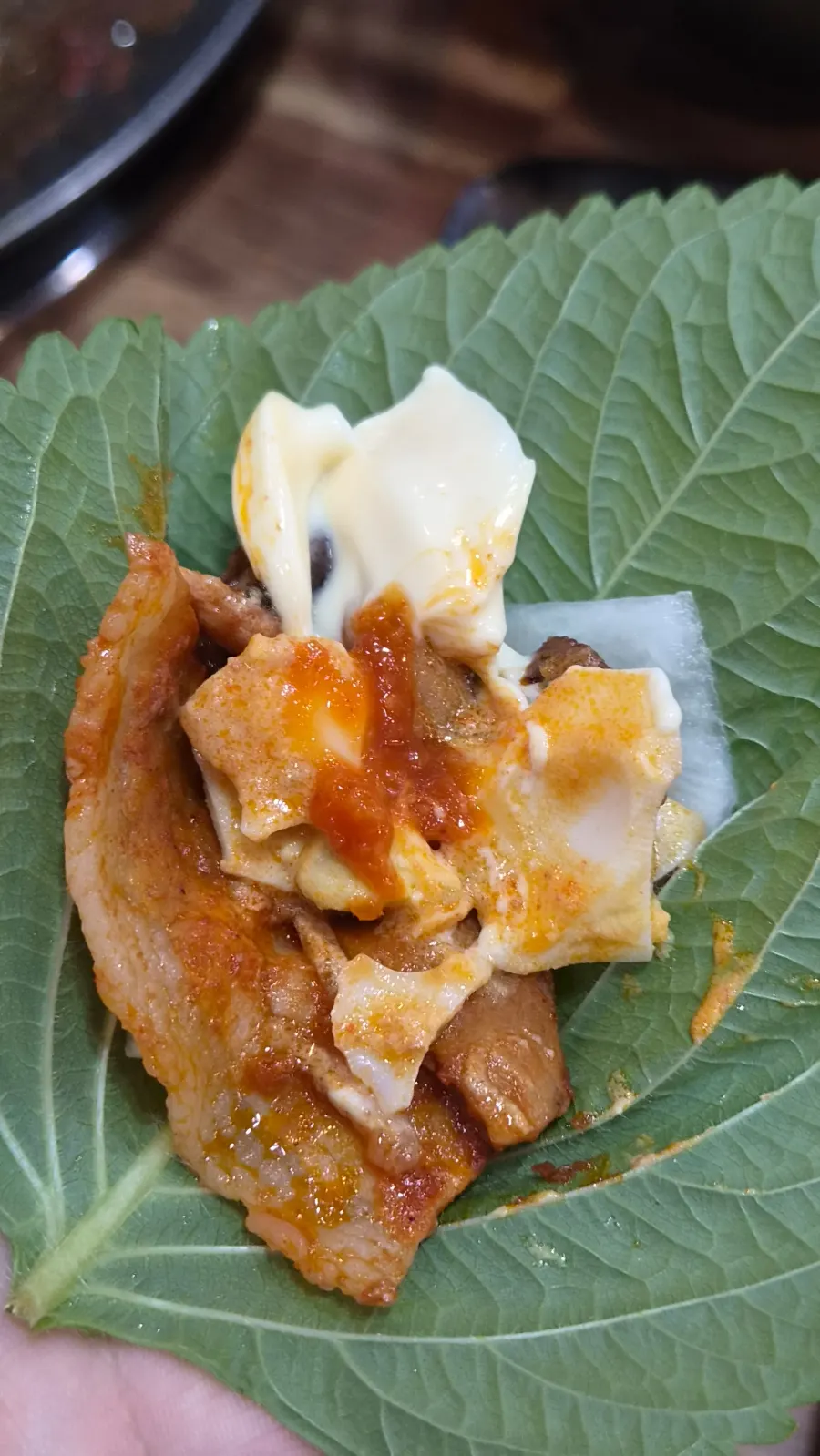 쌈에 삶은계란을 올린 모습