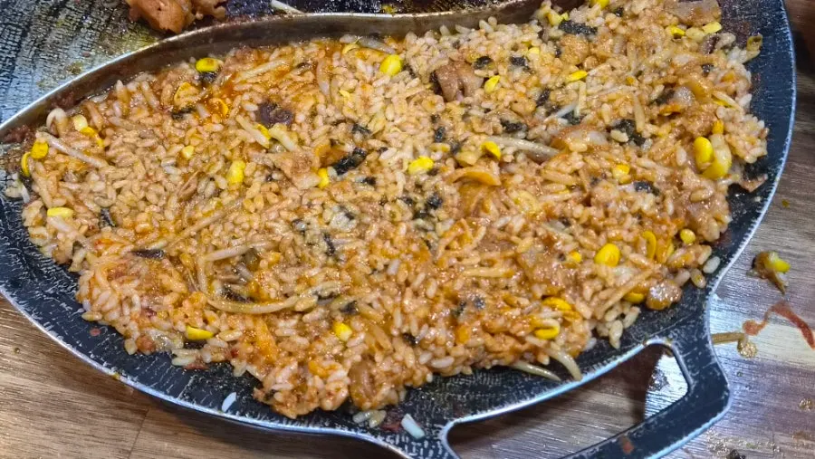 콩나물과 김치가 섞인 날치알볶음밥