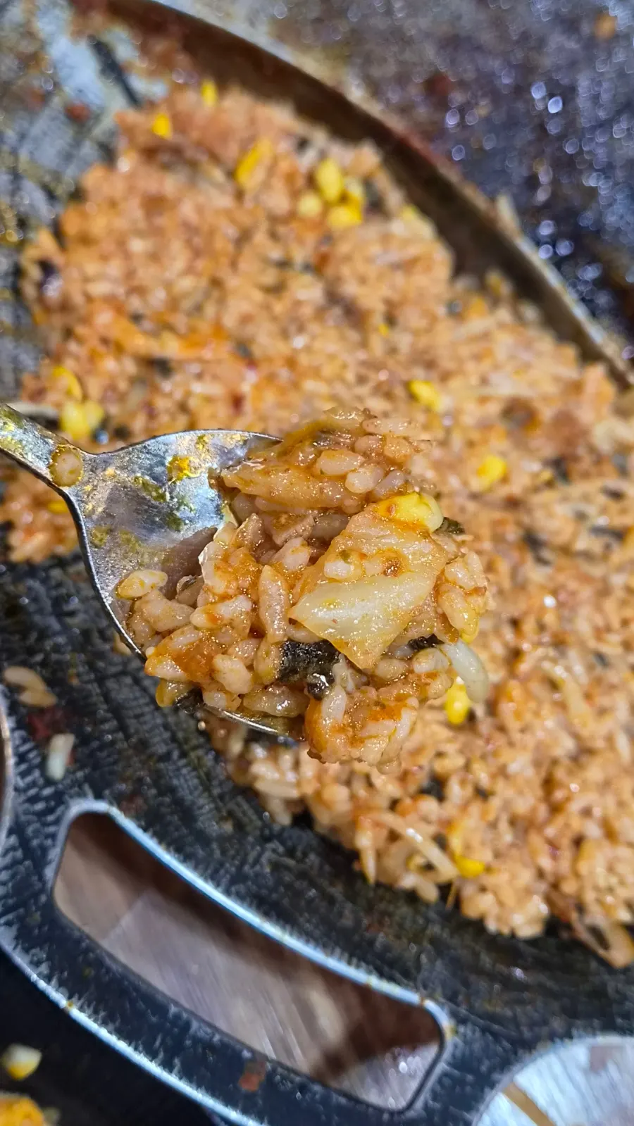한 술 떠낸 날치알볶음밥