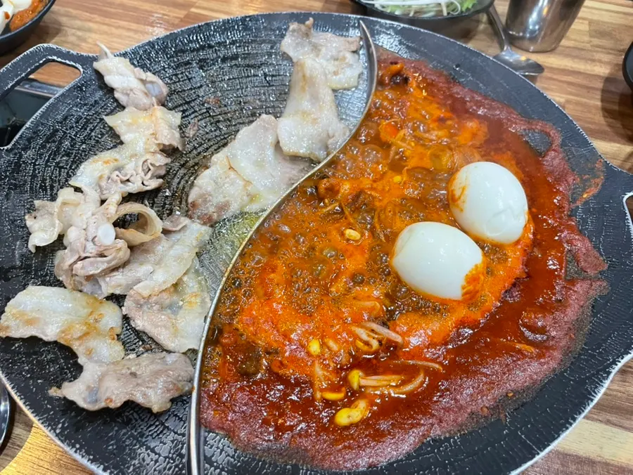 불판에 올린 쭈꾸미 볶음과 서비스 볶음밥