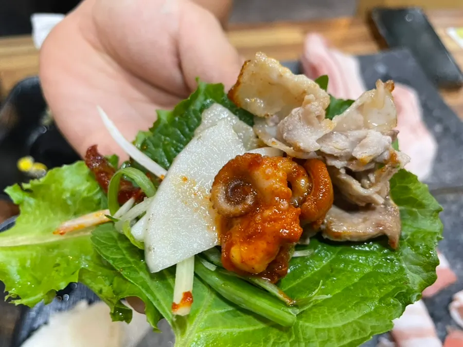쭈꾸미와 삼겹살이 함께 놓인 불판 모습