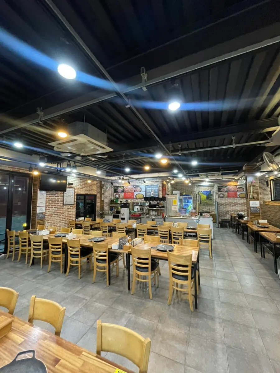 층고 높은 신쭈꾸미 두암점 매장 내부 좌석