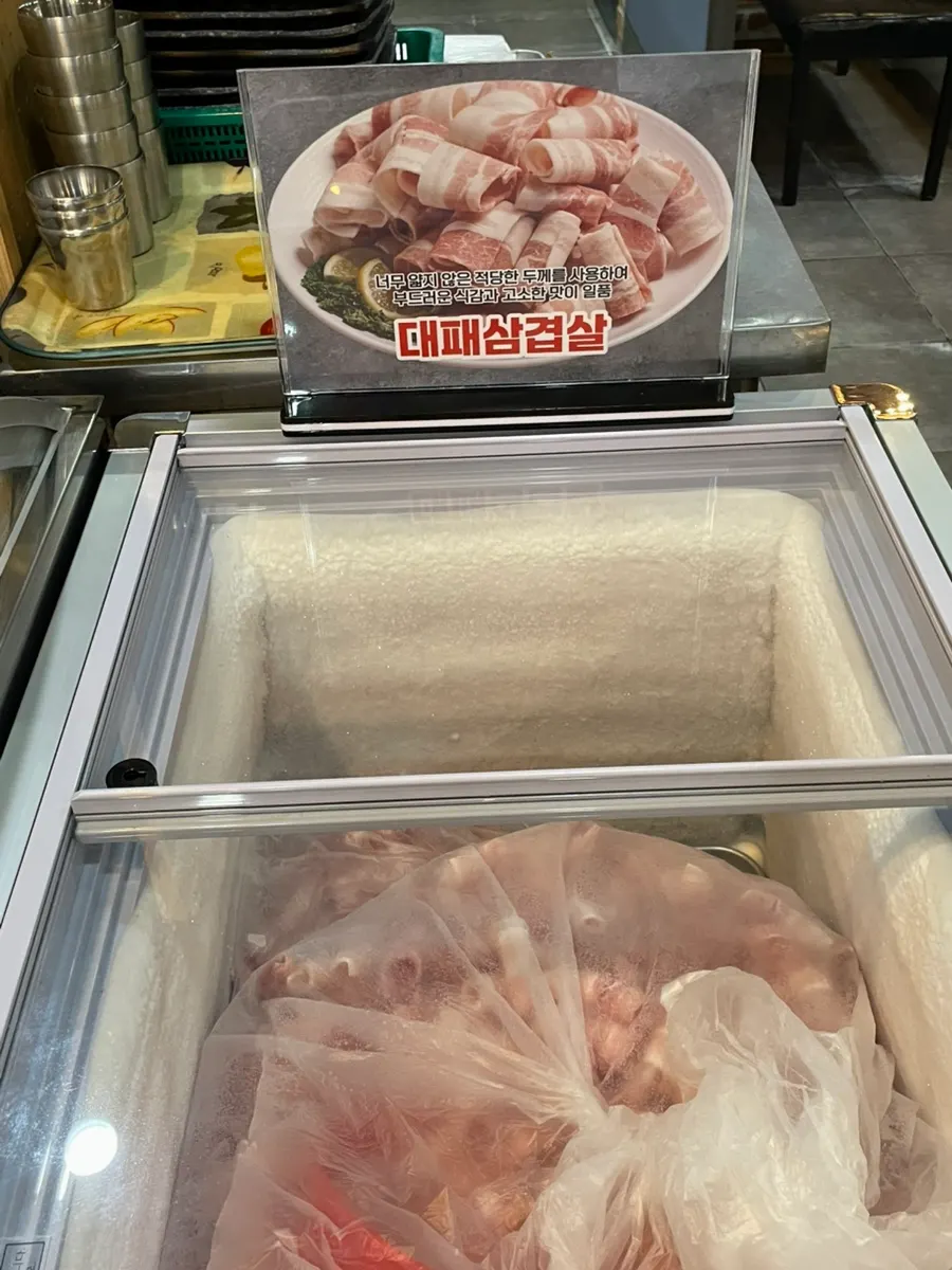 테이블에 세팅된 무한리필 기본 상차림