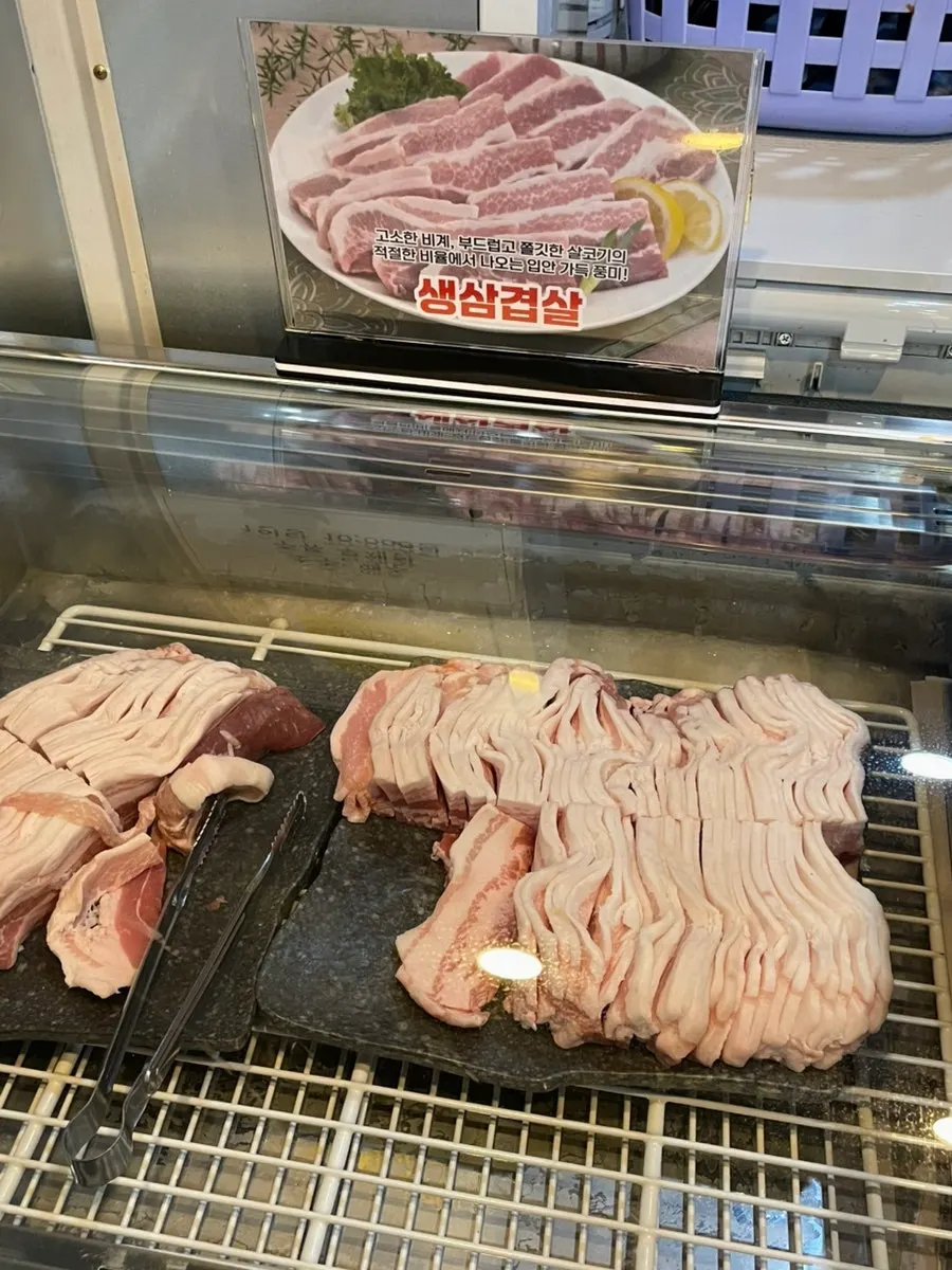 접시에 담긴 대패삼겹살