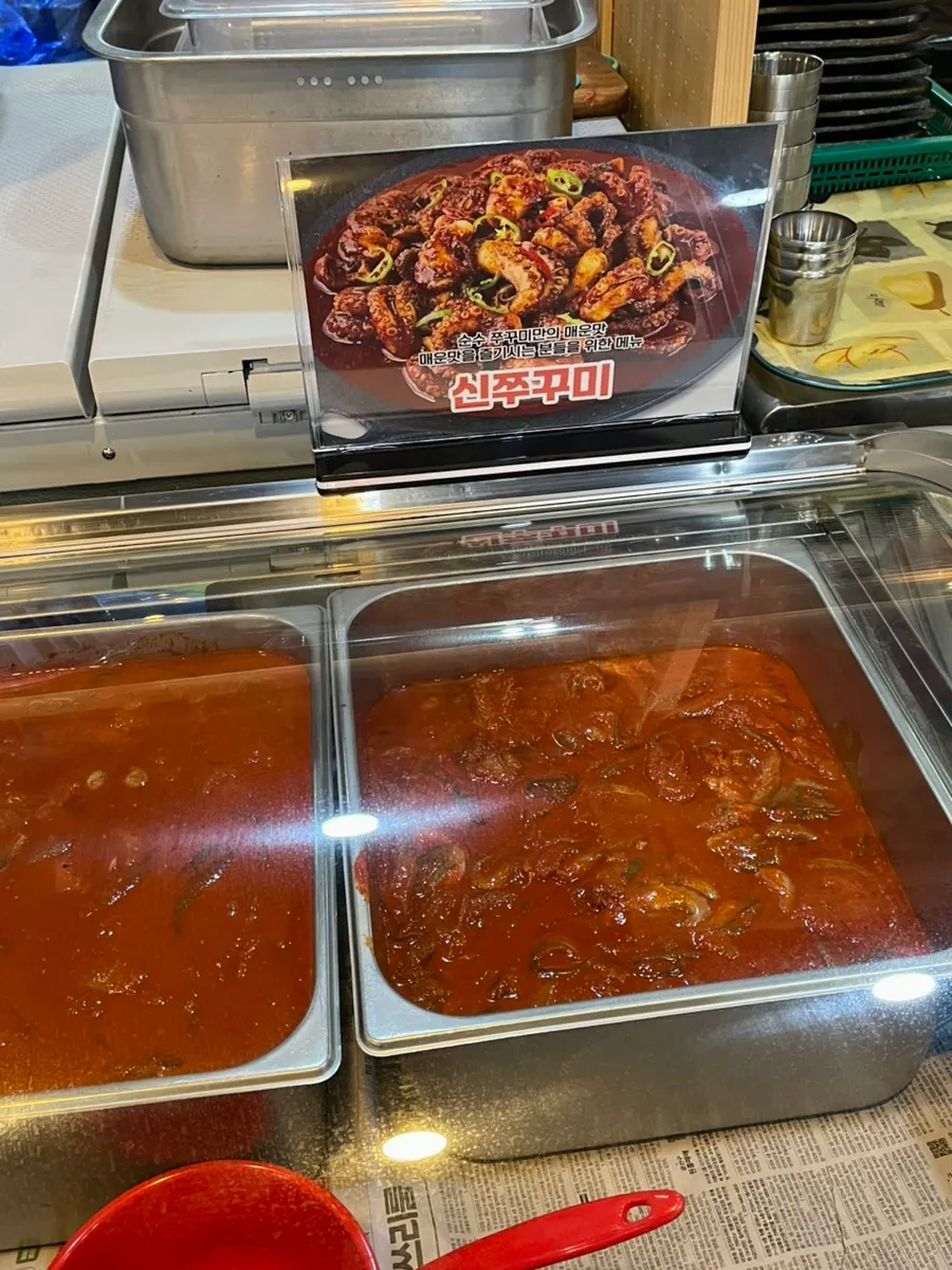 접시에 담긴 생삼겹살