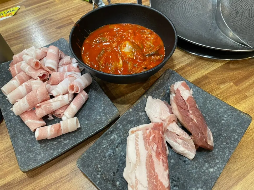 한 번에 퍼온 쭈꾸미와 삼겹살 접시