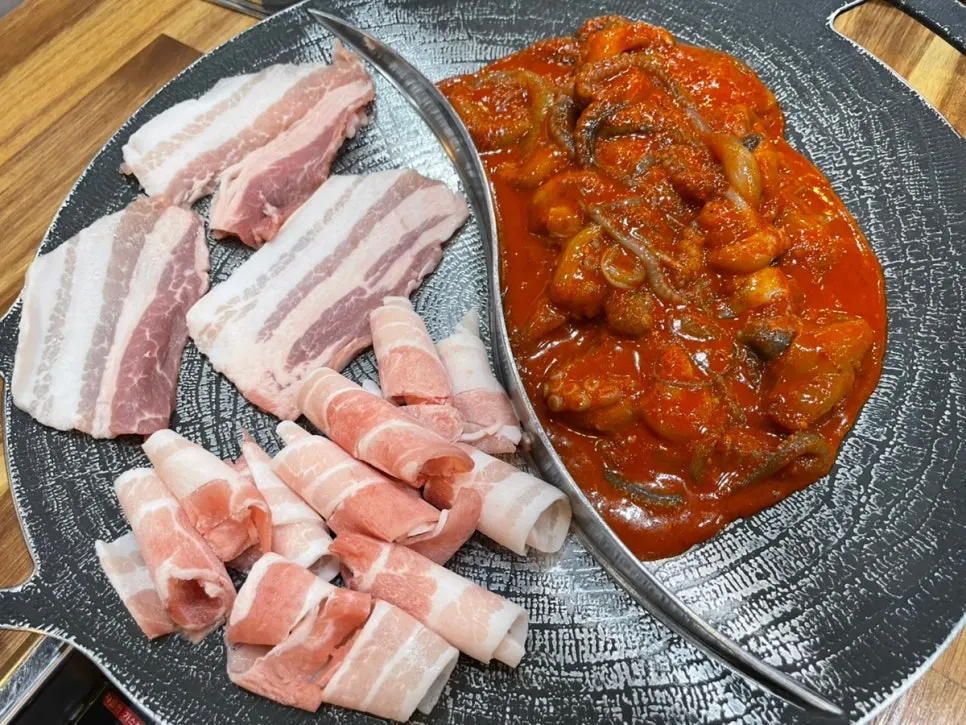 불판에 쭈꾸미와 삼겹살을 올린 모습